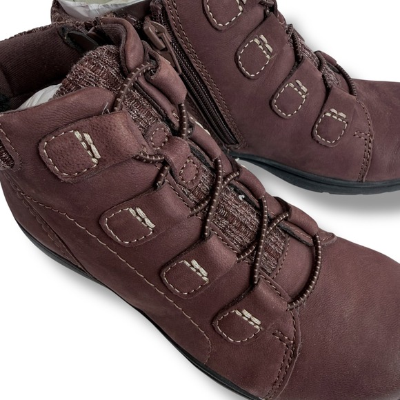 New Clarks Carleigh Jade Burgundy Nubuck Leather Knit Hiking Ankle Boots US 6M - Picture 2 of 16